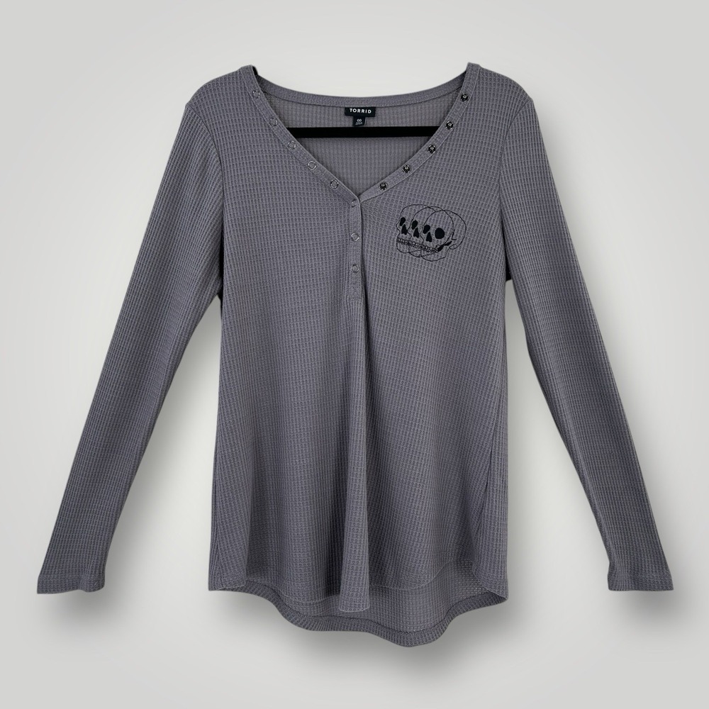 Torrid Gray Waffle Knit Skull Henley Top Womens 00 M/L Long Sleeve V-Neck